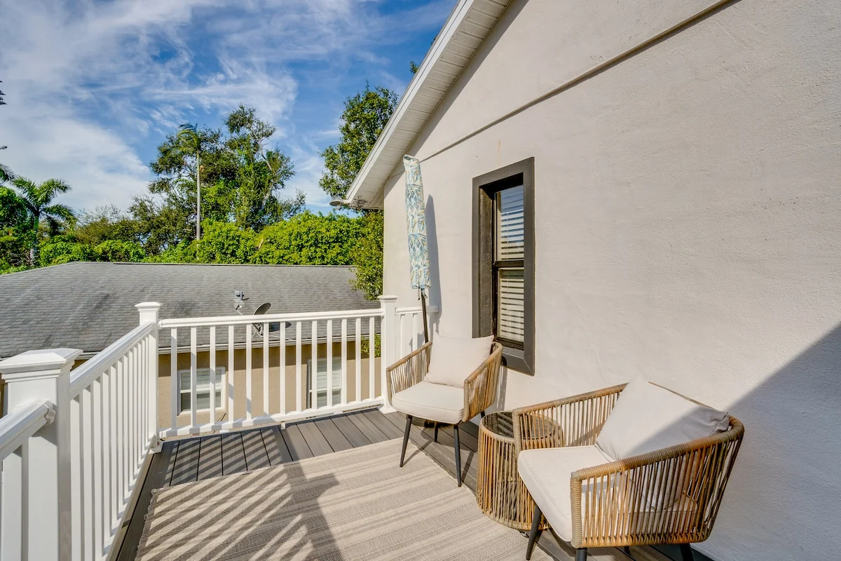 Mova Manor: Private furnished balcony