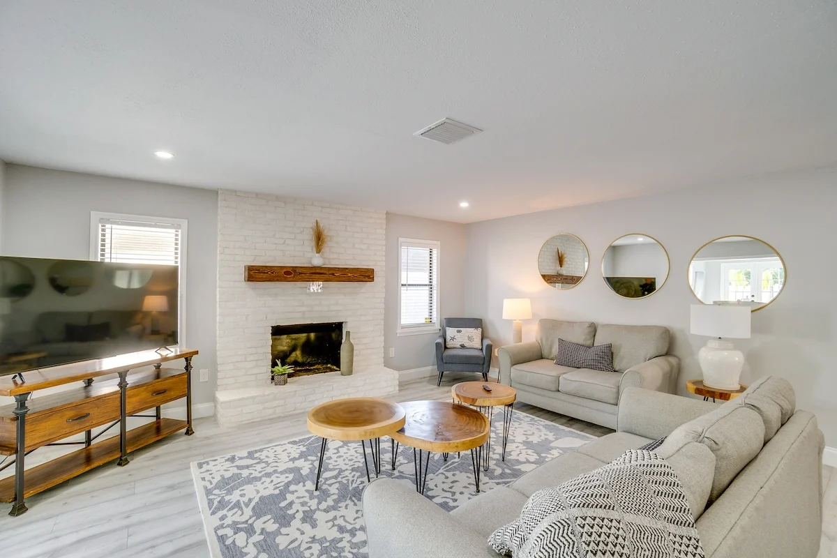 Mova Manor · Room to unwind