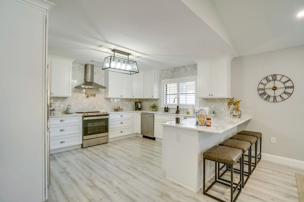 Mova Manor: Open kitchen with island