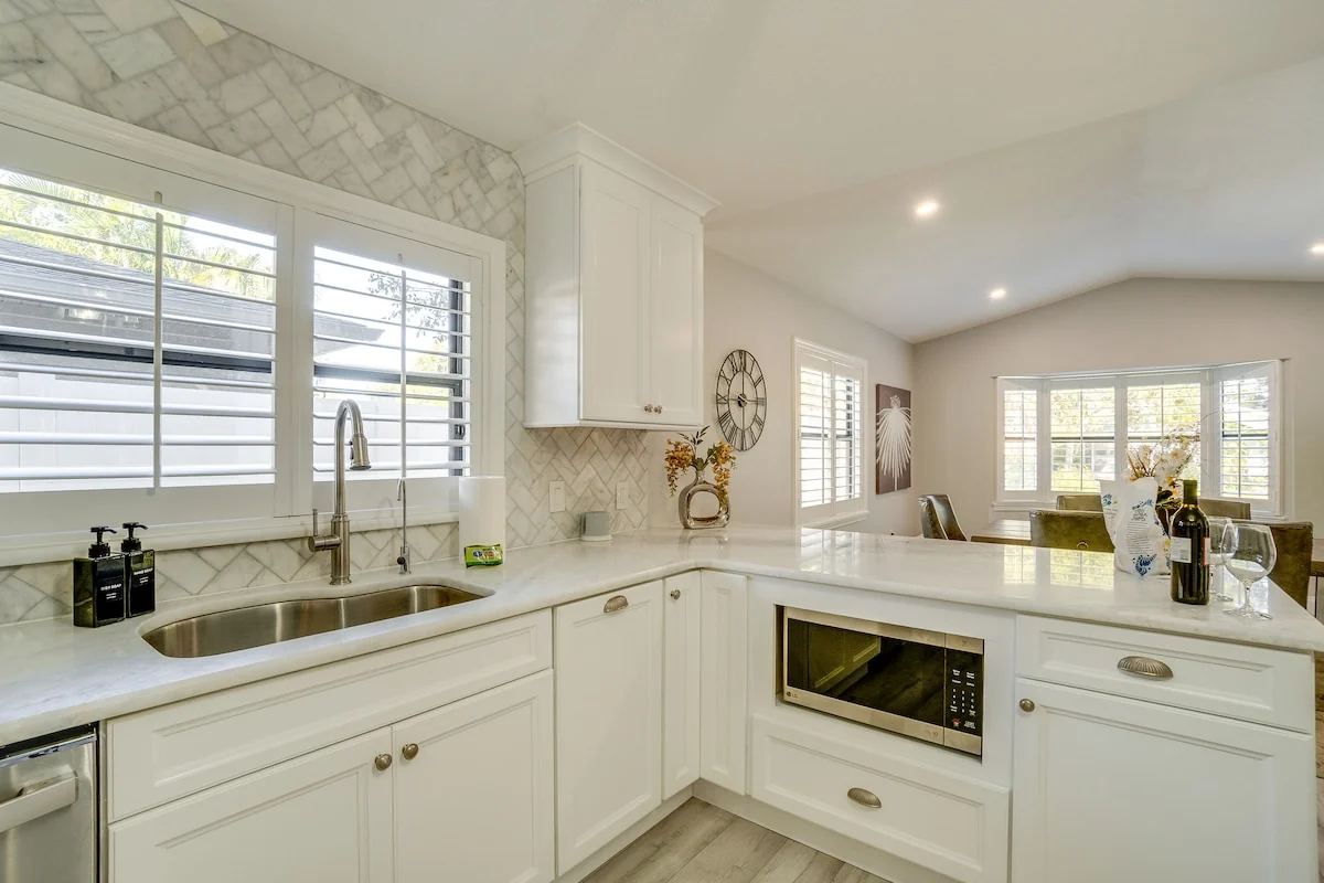 Mova Manor: Kitchen and stainless steel appliances