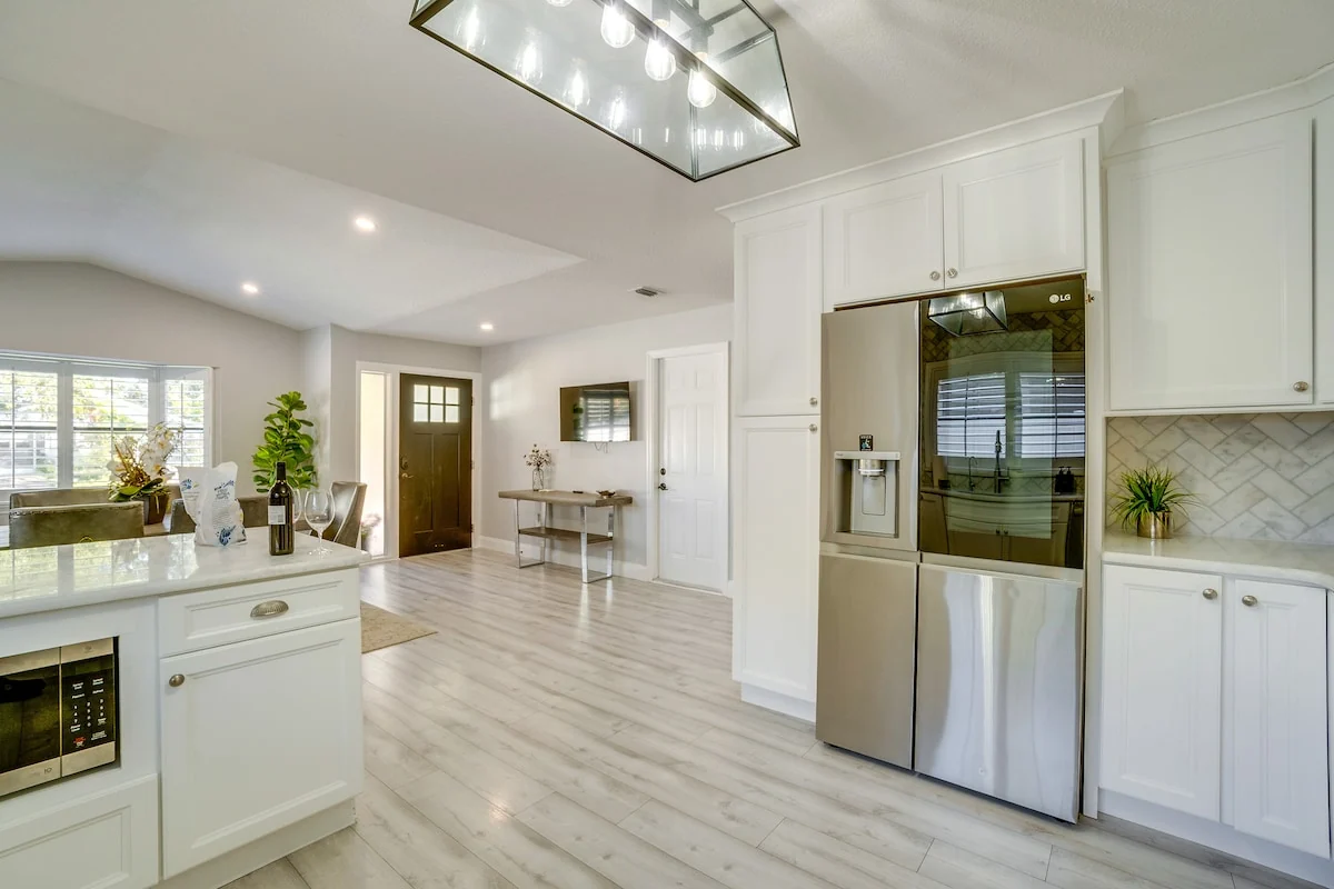 Mova Manor: Kitchen and dining space
