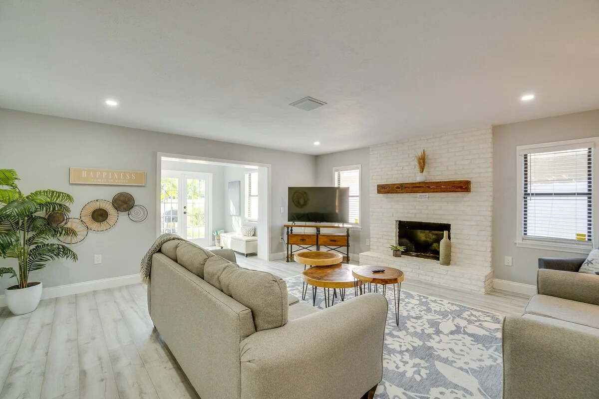 Mova Manor: Living room with sleeper sofa
