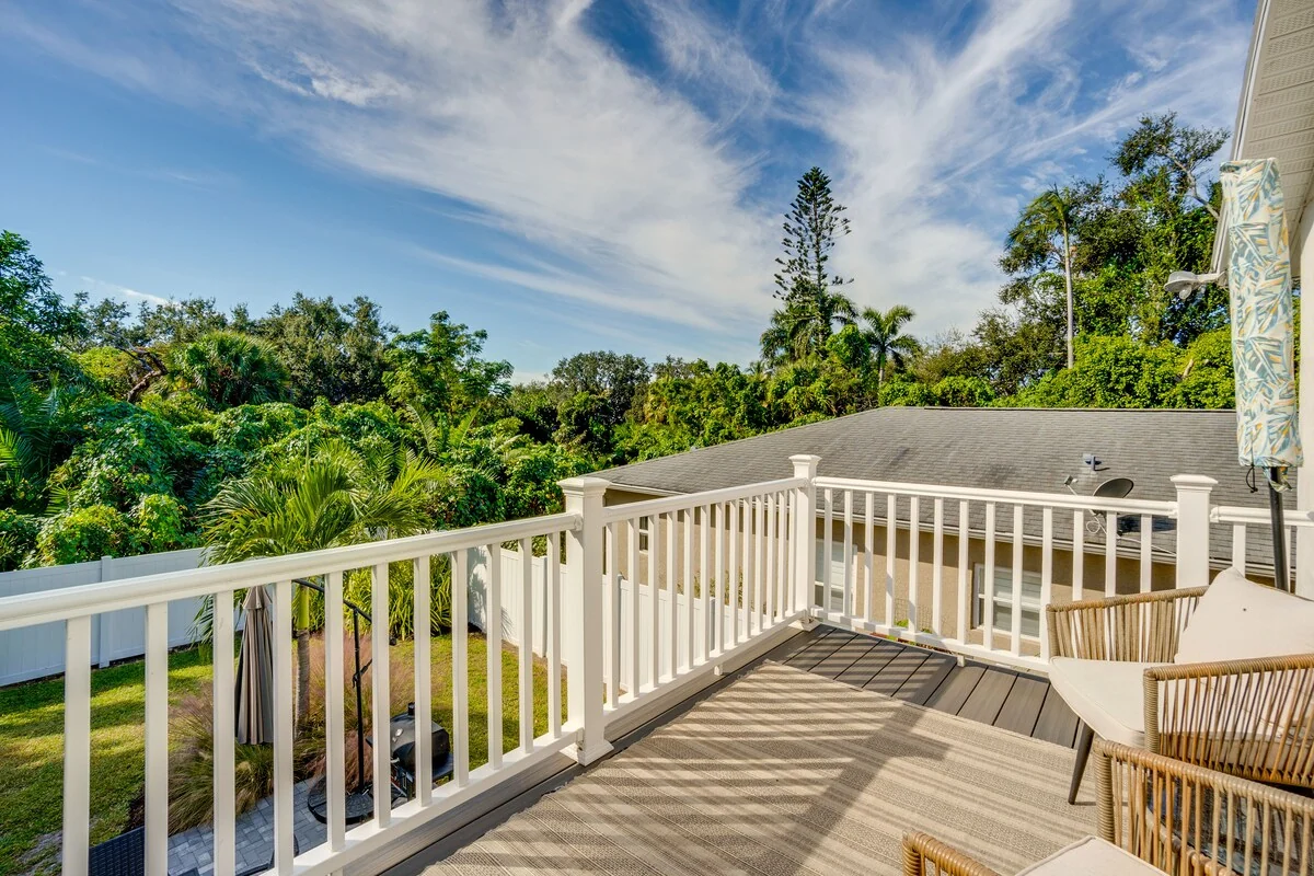 Mova Manor: Balcony overlooking the backyard