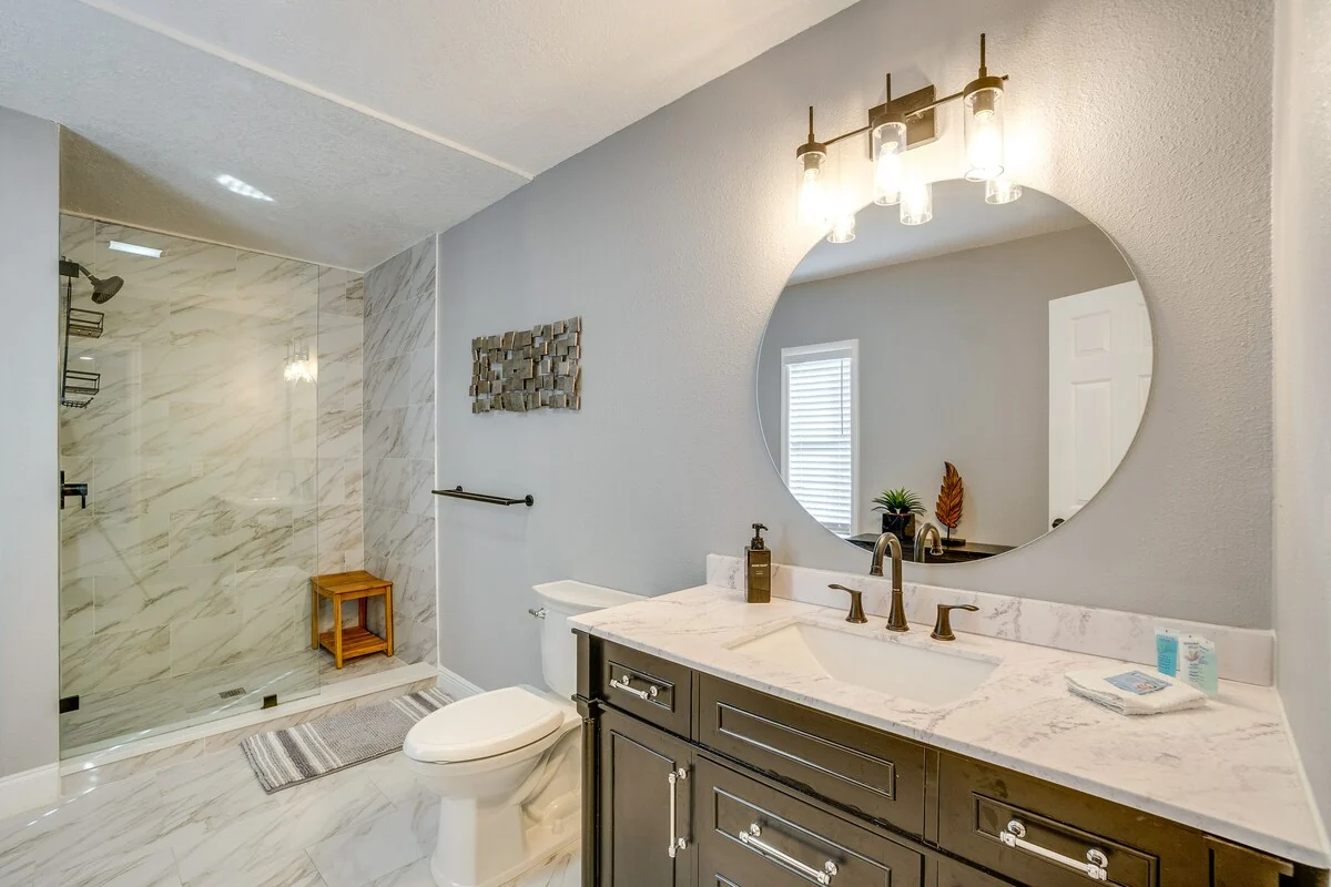 Mova Manor: Primary en-suite bathroom