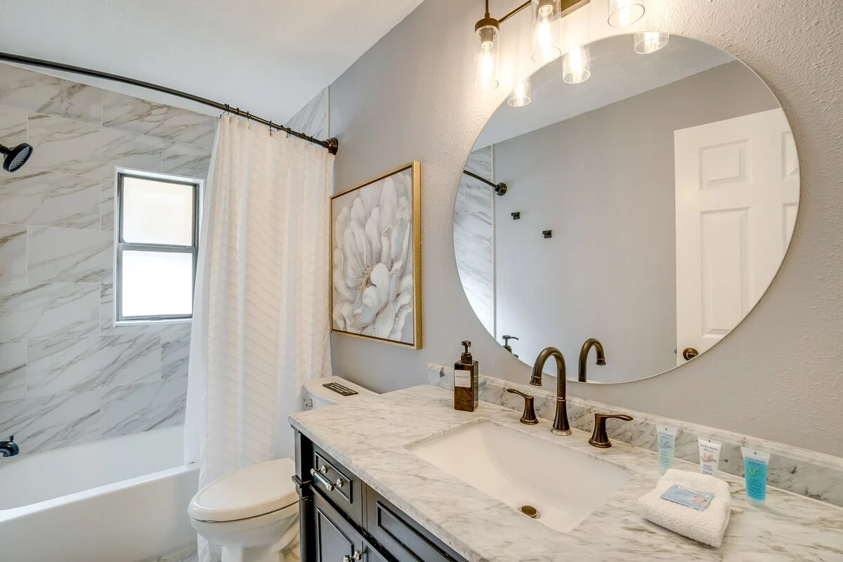 Mova Manor: First-floor full bathroom