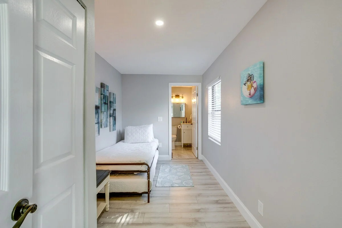 Mova Manor: Hallway and bedroom access