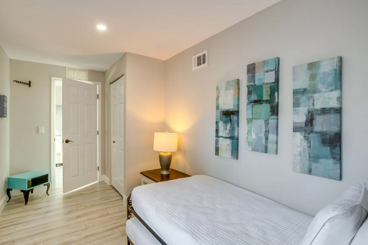 Mova Manor: Twin bedroom with trundle