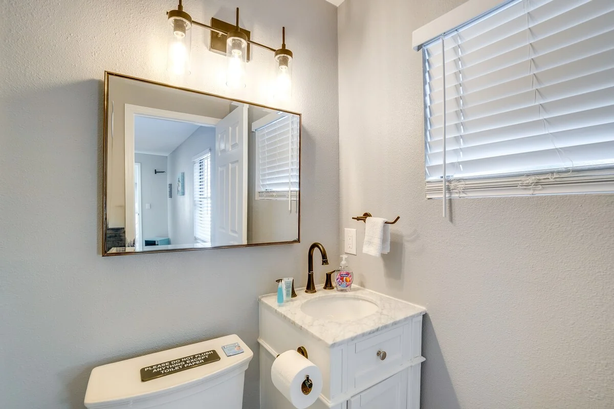 Mova Manor: Additional bathroom