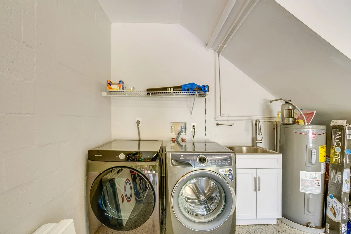 Mova Manor: Laundry area