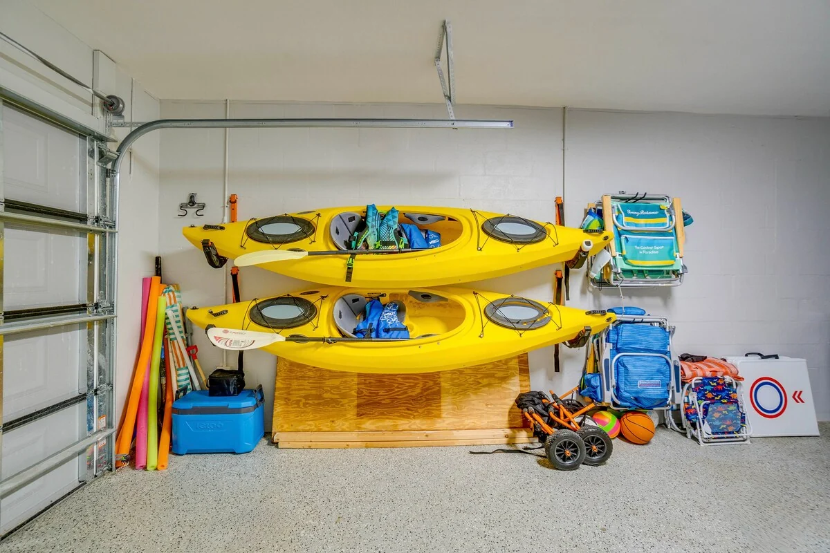 Mova Manor: Kayaks, bicycles and beach gear