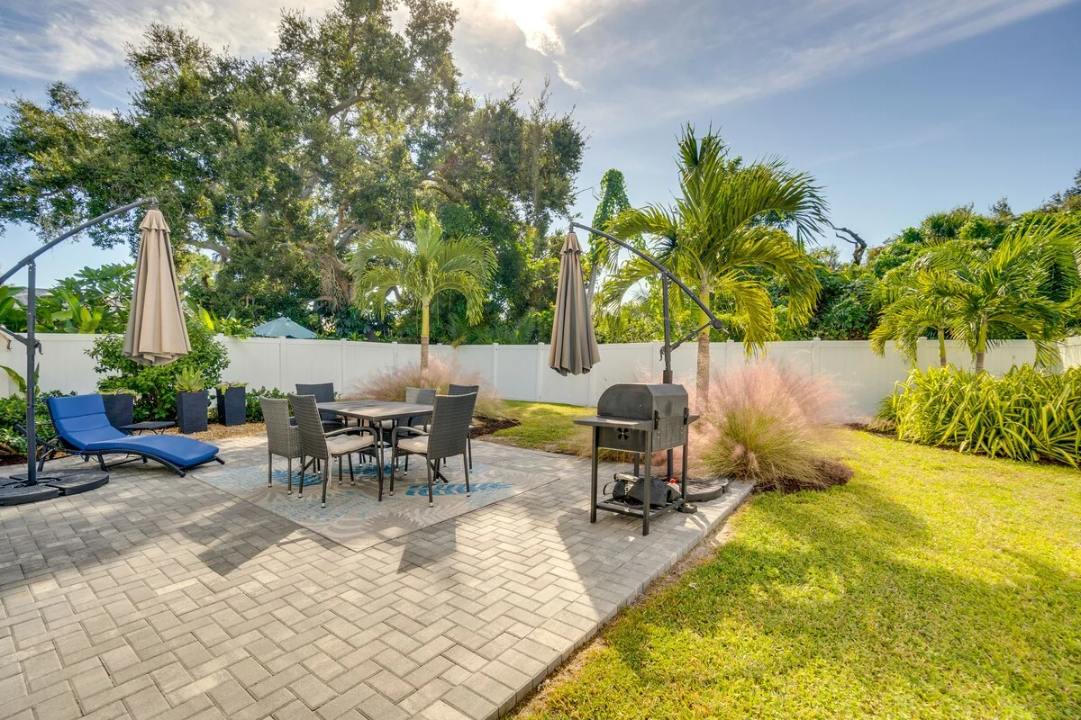 Mova Manor: Outdoor dining and fenced yard