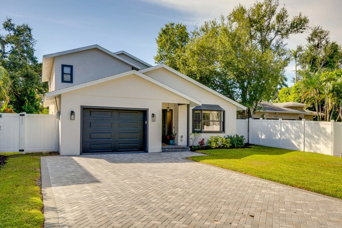 Mova Manor: Front exterior and driveway