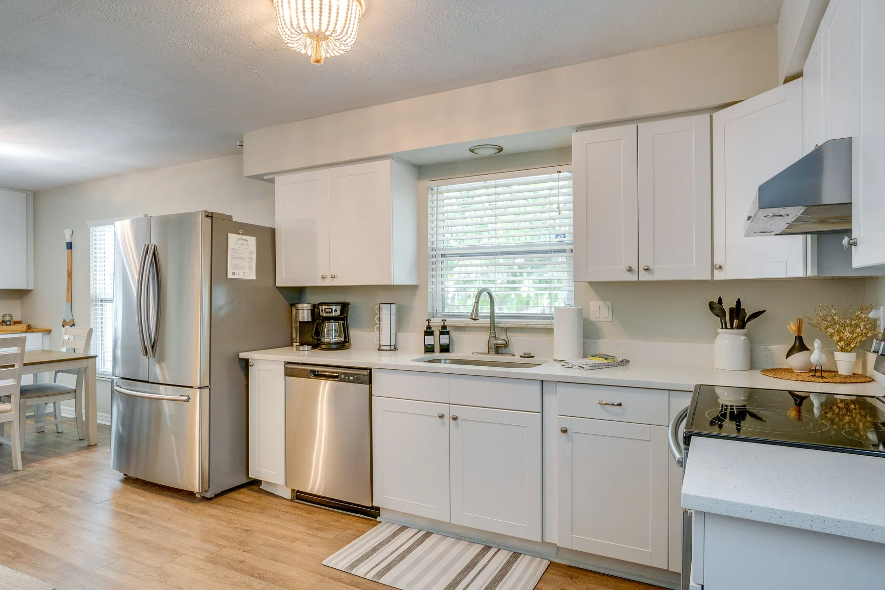 Rita Retreat: Kitchen and work surfaces