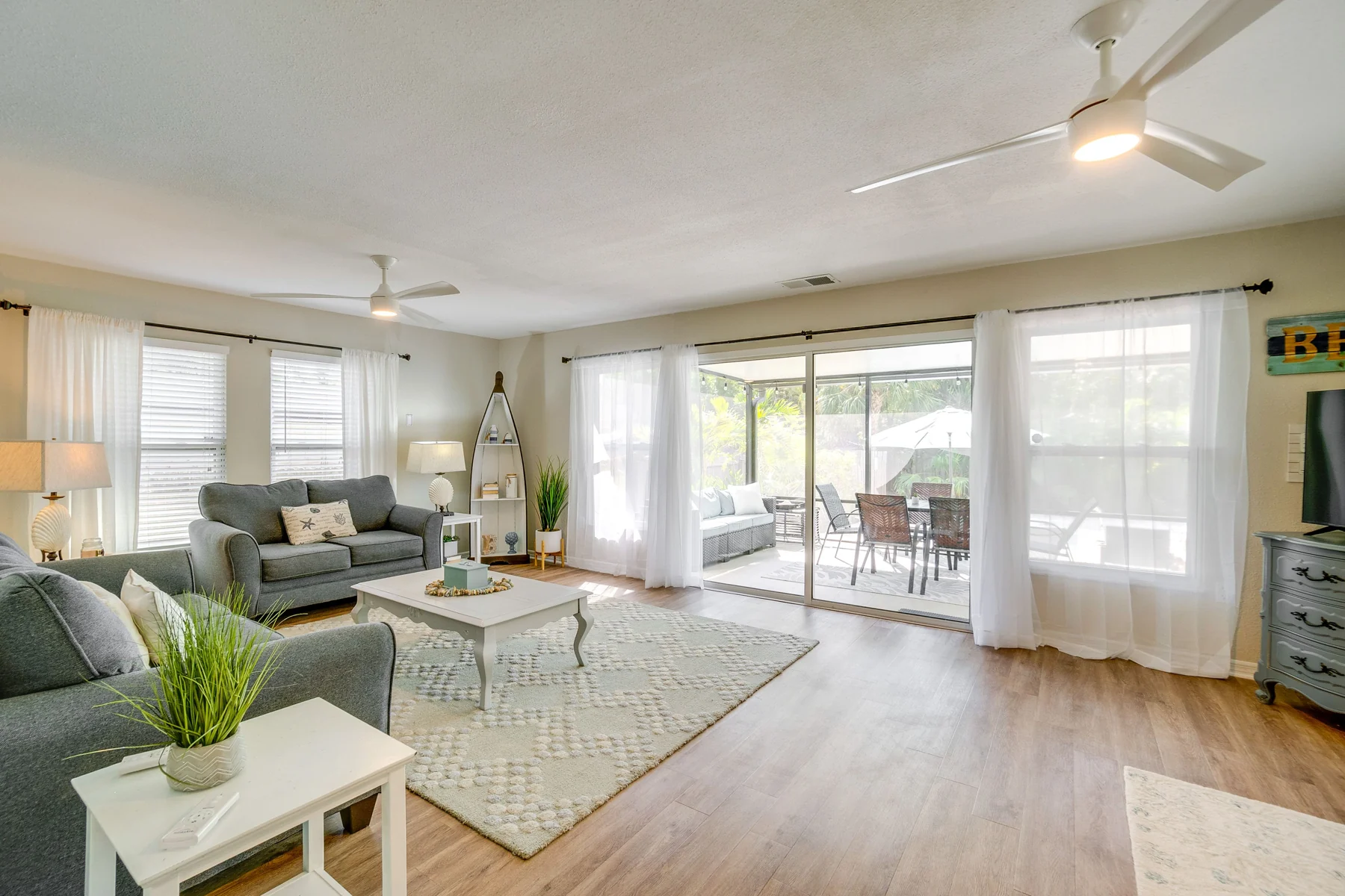 Rita Retreat: Living room with sleeper sofa