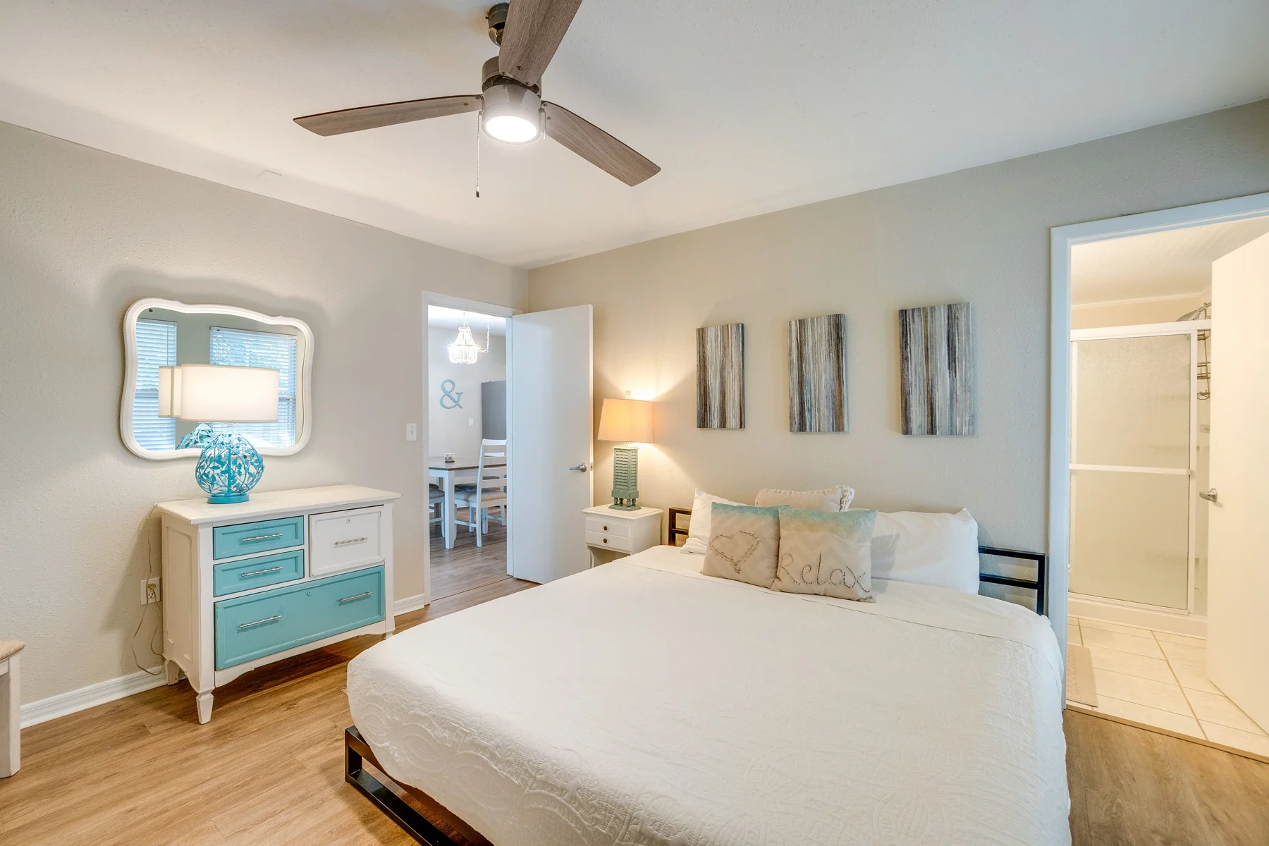 Rita Retreat: Primary king bedroom