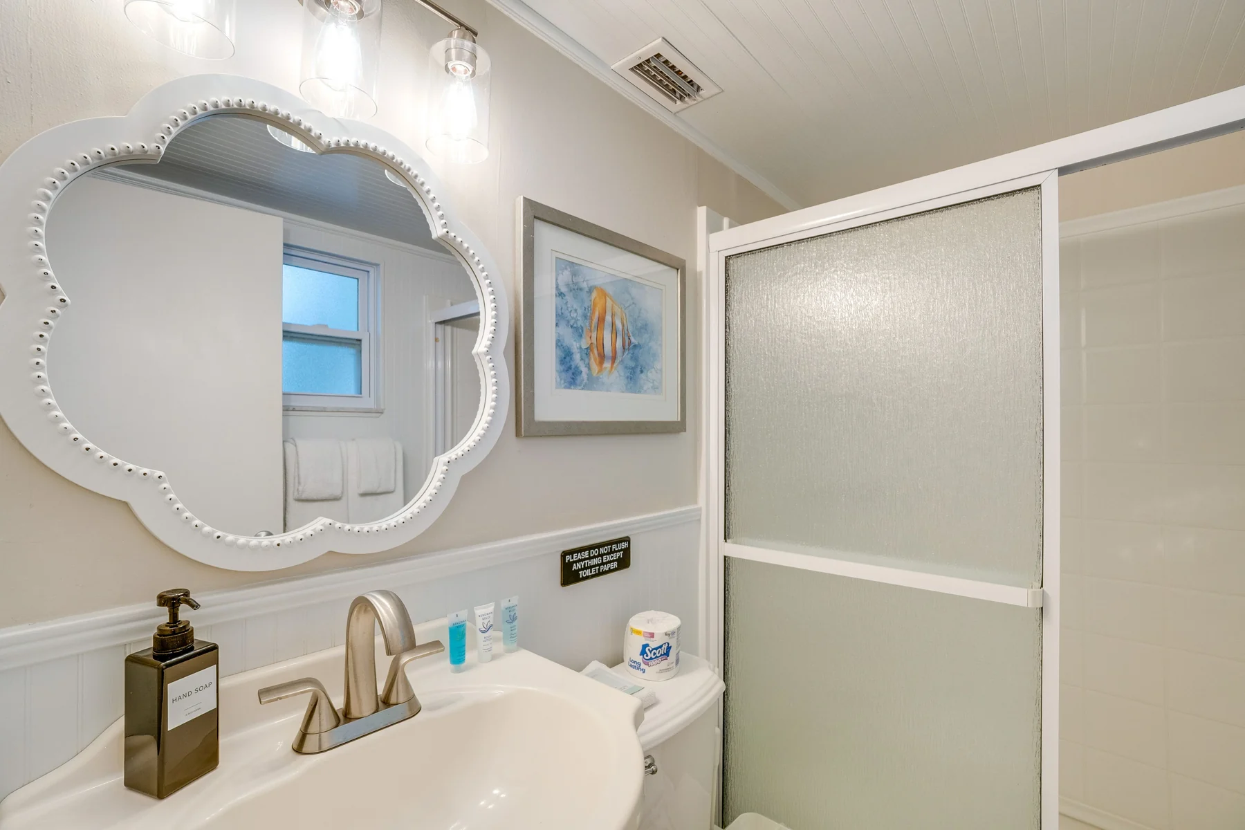 Rita Retreat: Primary bathroom
