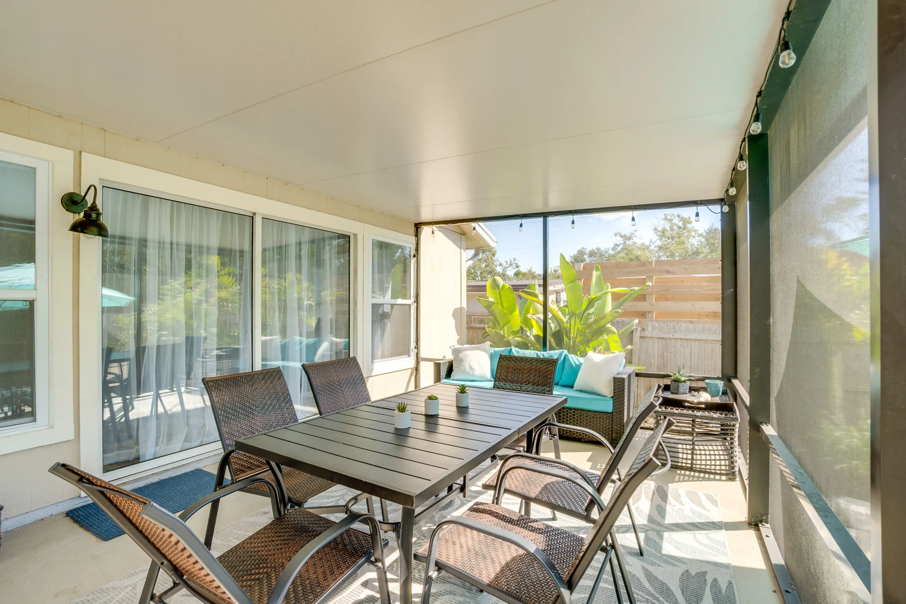 Rita Retreat: Screened porch with outdoor dining