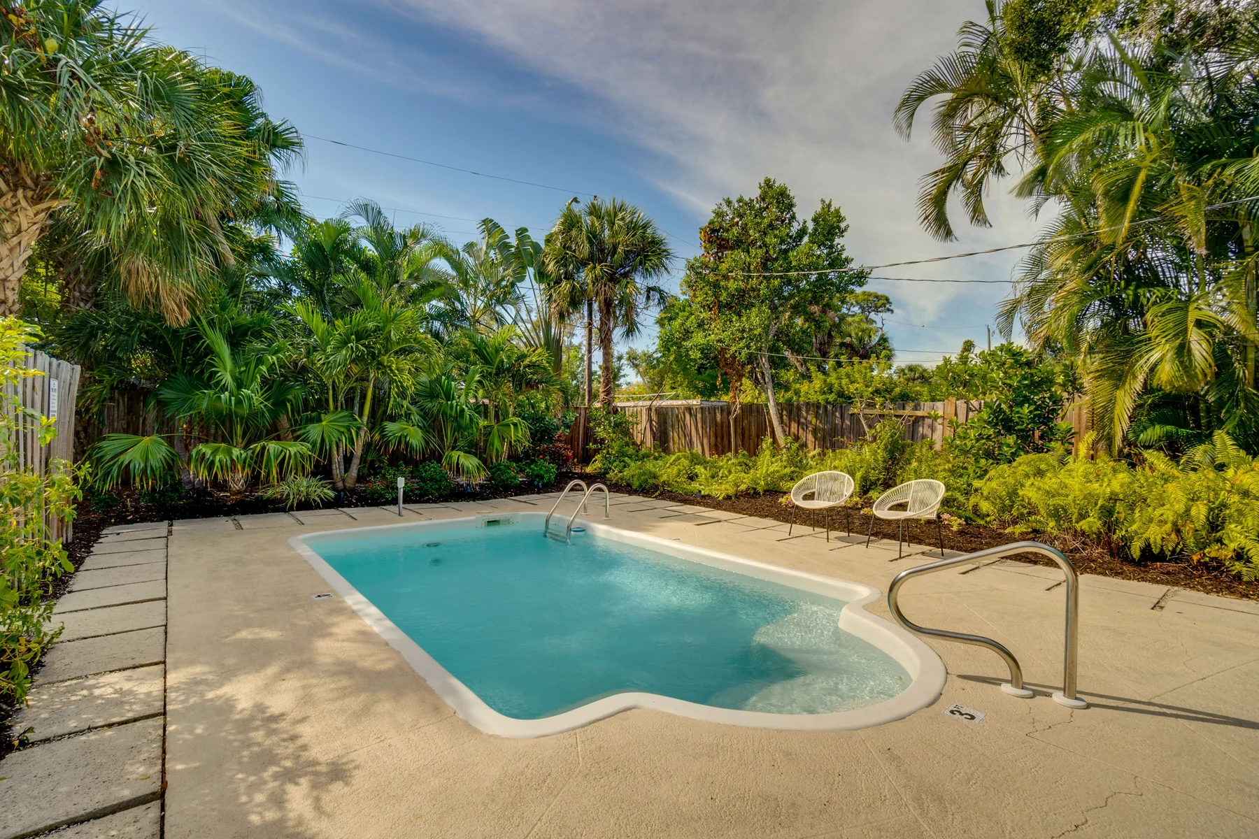 Rita Retreat: Pool and outdoor lounge area
