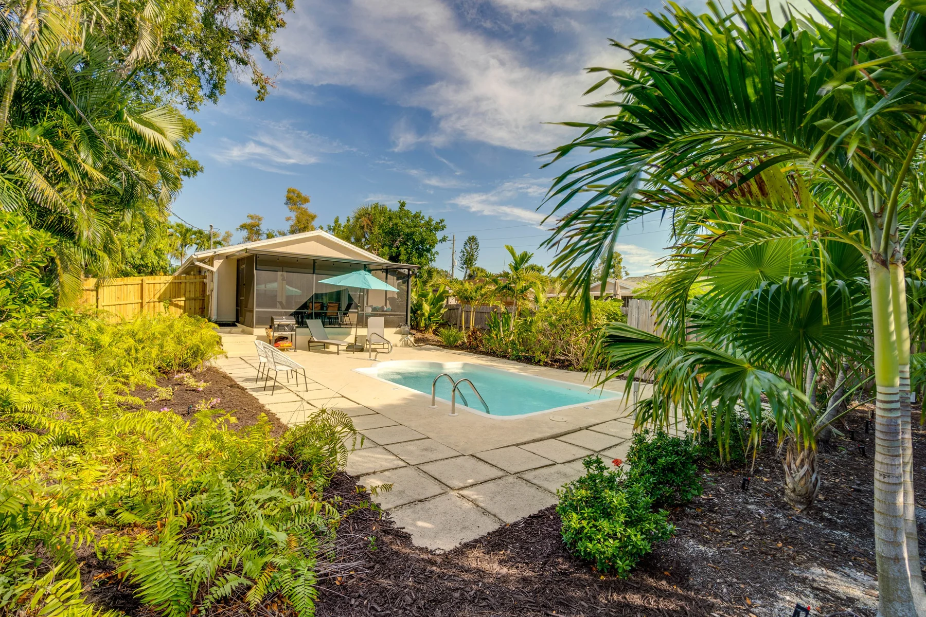 Rita Retreat: Poolside seating