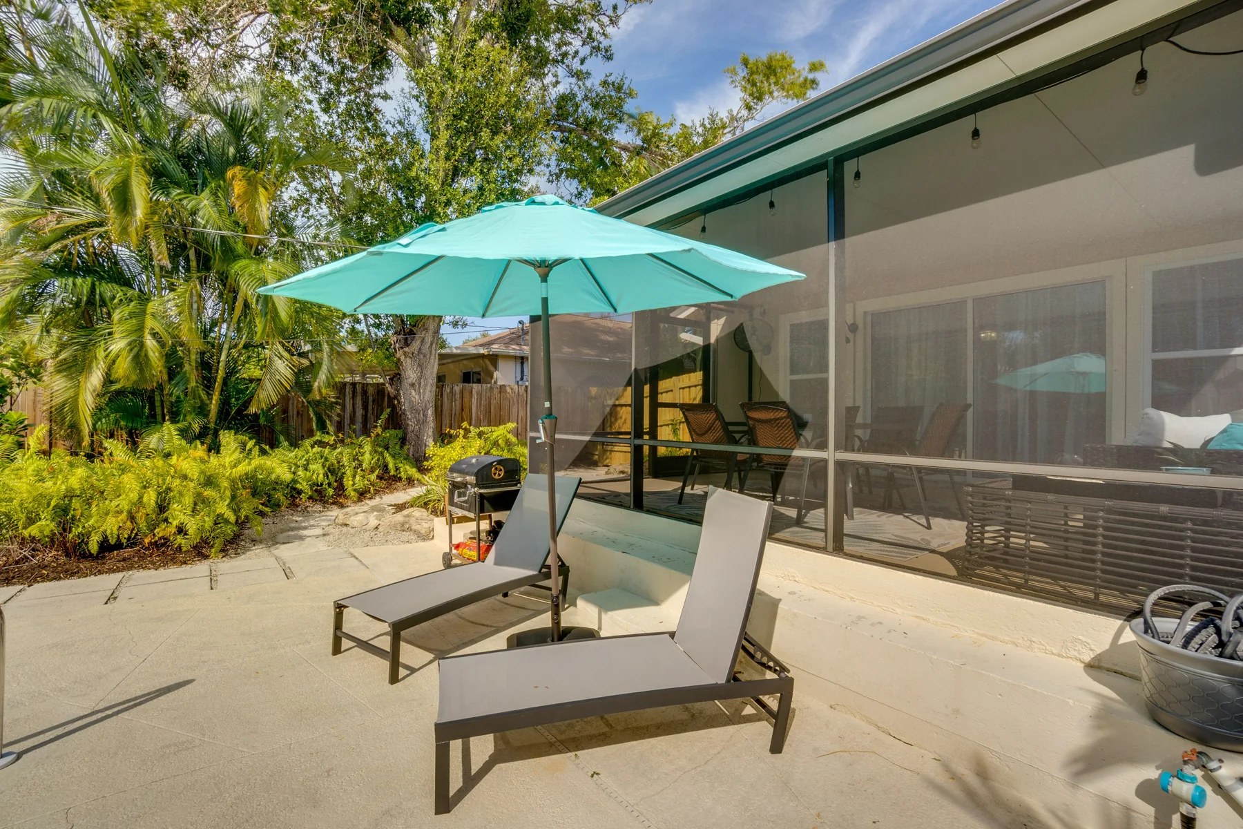 Rita Retreat: Outdoor seating and charcoal grill