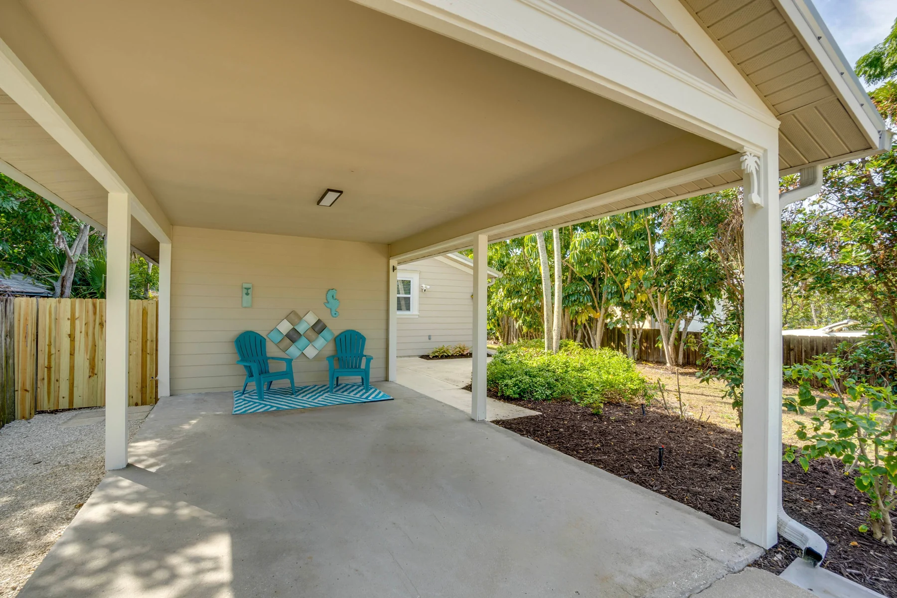 Rita Retreat: Front patio