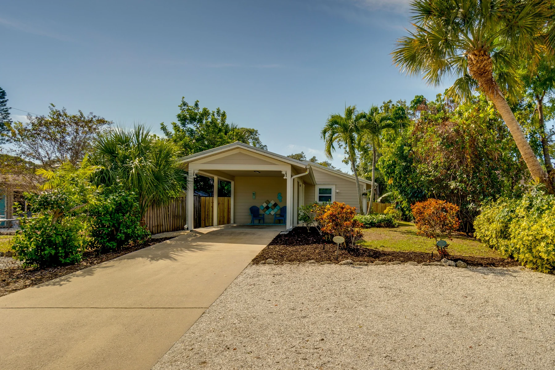 Rita Retreat: Driveway and exterior